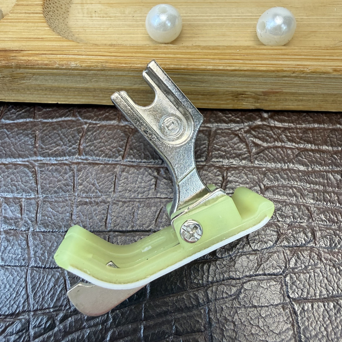 Лапка ПШМ SP-18 5/32R тефлонова для відстрочки з обмежувачем на 4 мм права