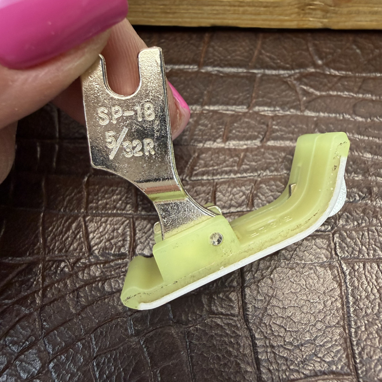 Лапка ПШМ SP-18 5/32R тефлонова для відстрочки з обмежувачем на 4 мм права