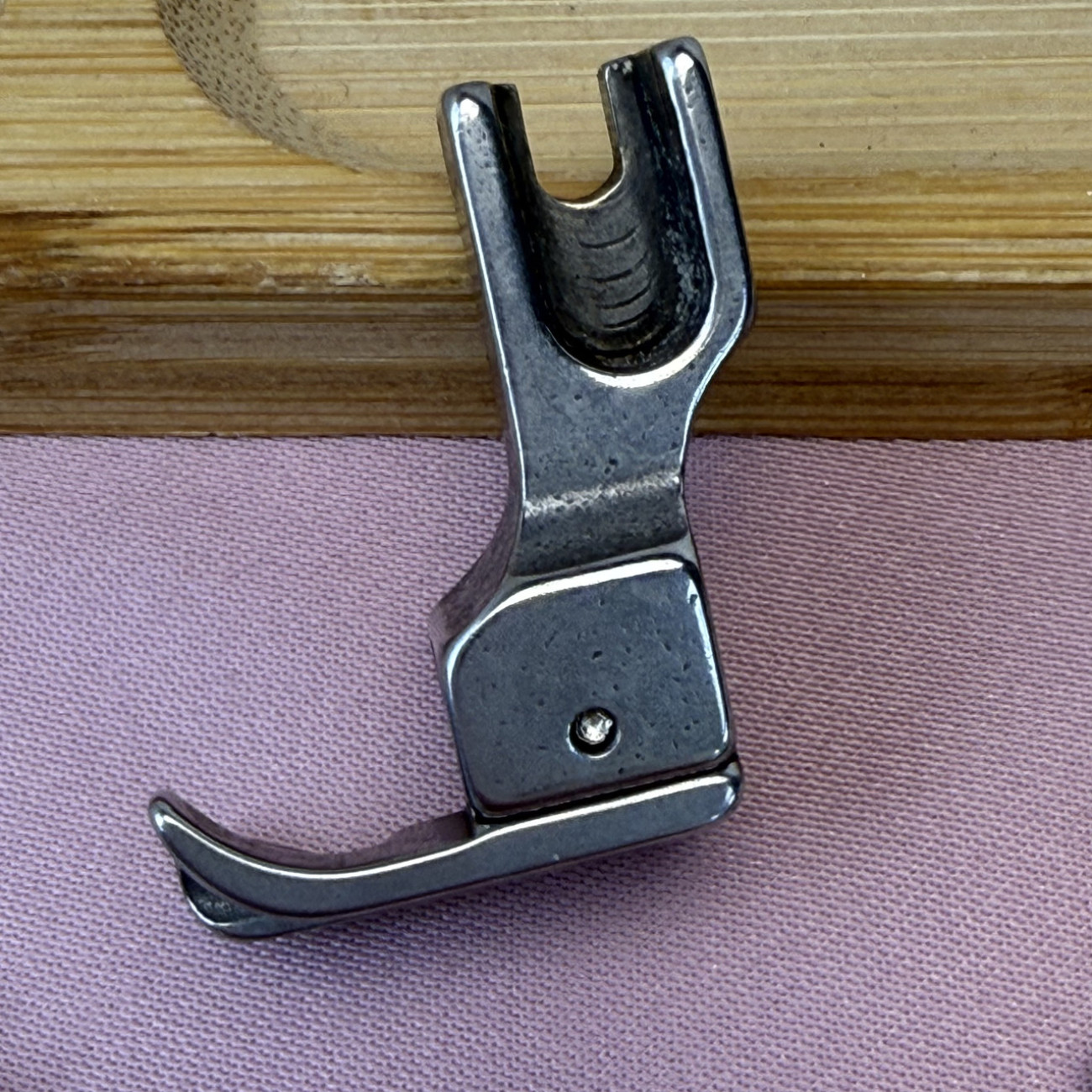 Лапка ПШМ CL 3/32 для відстрочки підпружинена на 2,4 мм ліва