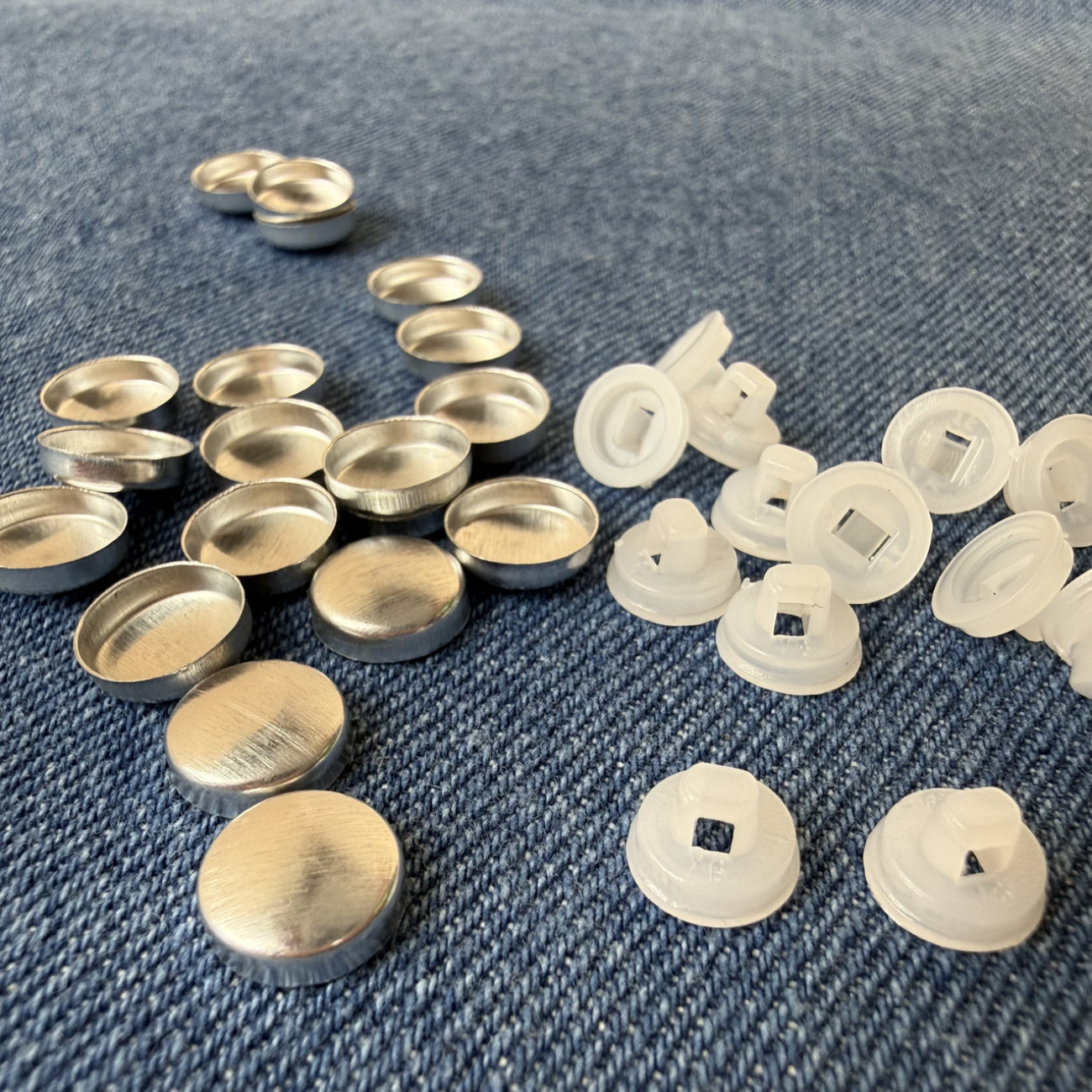 Ґудзик під обтяжку на пластиковій ніжці 10 мм білий