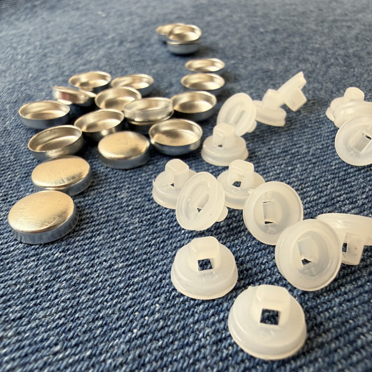 Ґудзик під обтяжку на пластиковій ніжці 10 мм білий