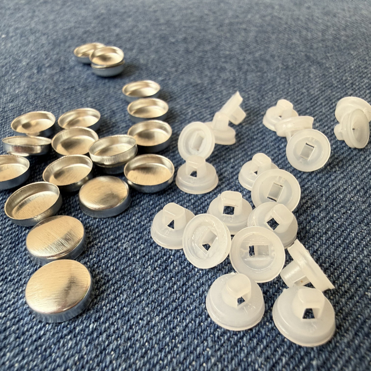 Ґудзик під обтяжку на пластиковій ніжці 10 мм білий