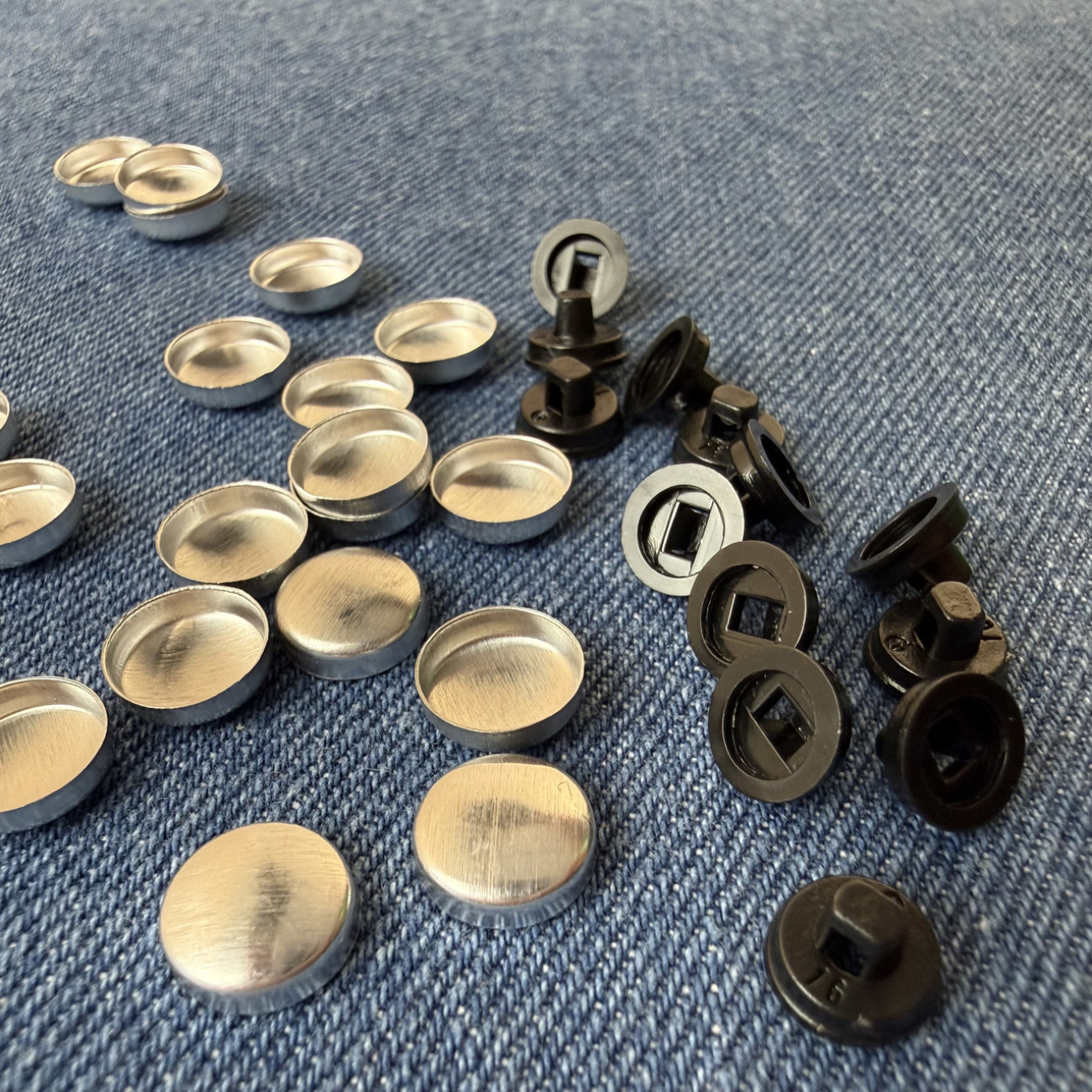 Ґудзик під обтяжку на пластиковій ніжці 10 мм чорний