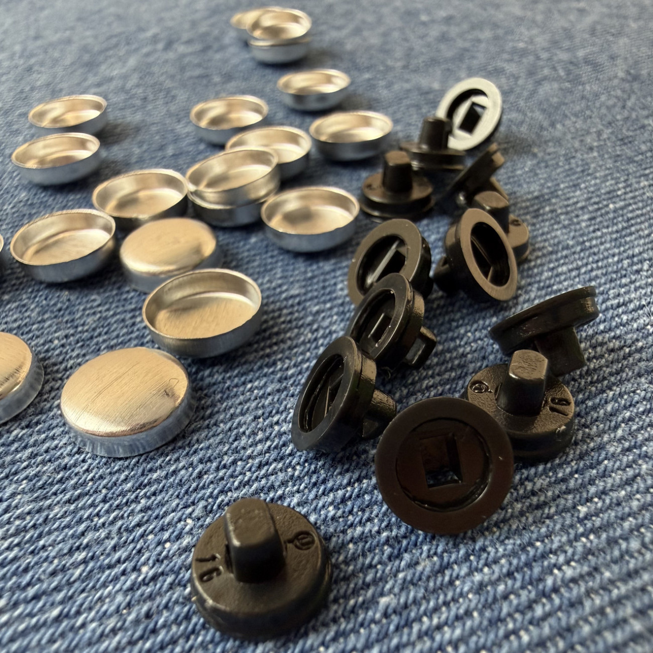 Ґудзик під обтяжку на пластиковій ніжці 10 мм чорний