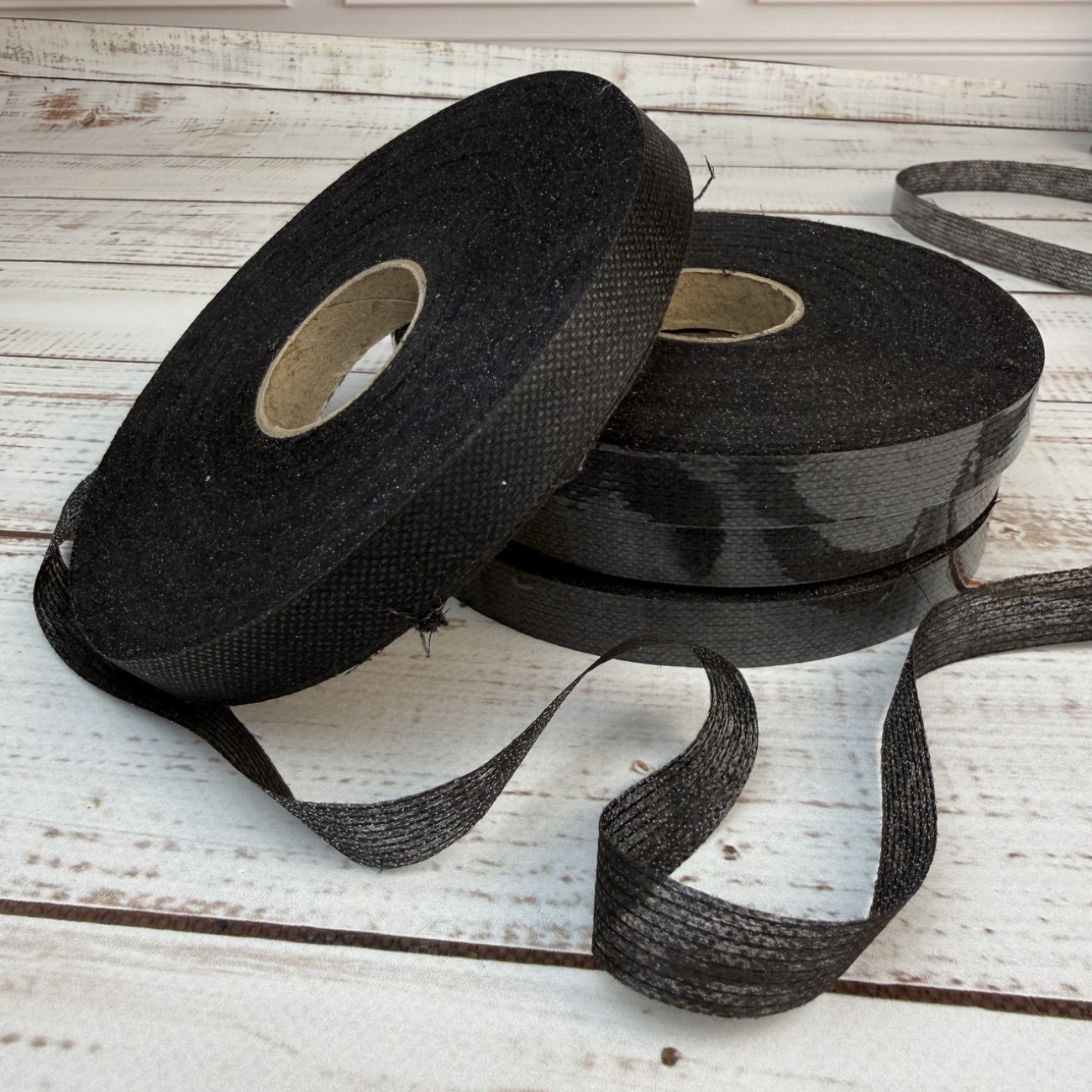 Тасьма ниткопрошивна клейова дольова, 15 мм, чорна, моток 100м