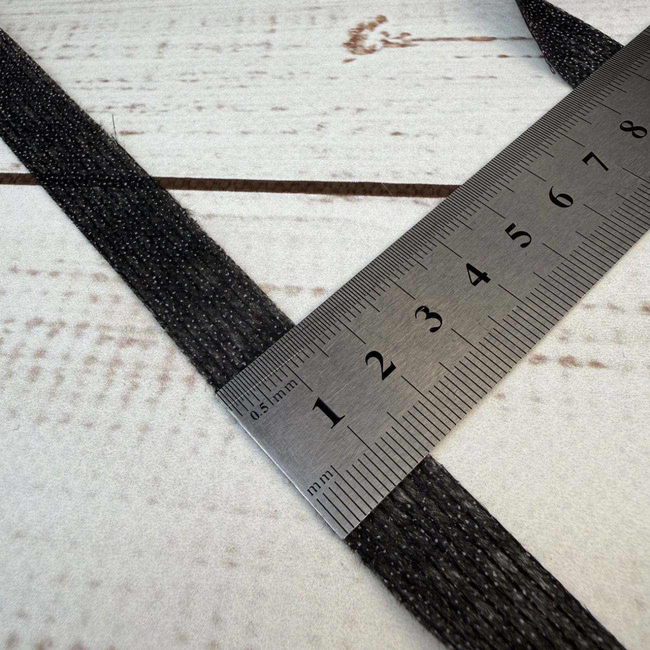 Тасьма ниткопрошивна клейова дольова, 15 мм, чорна, моток 100м