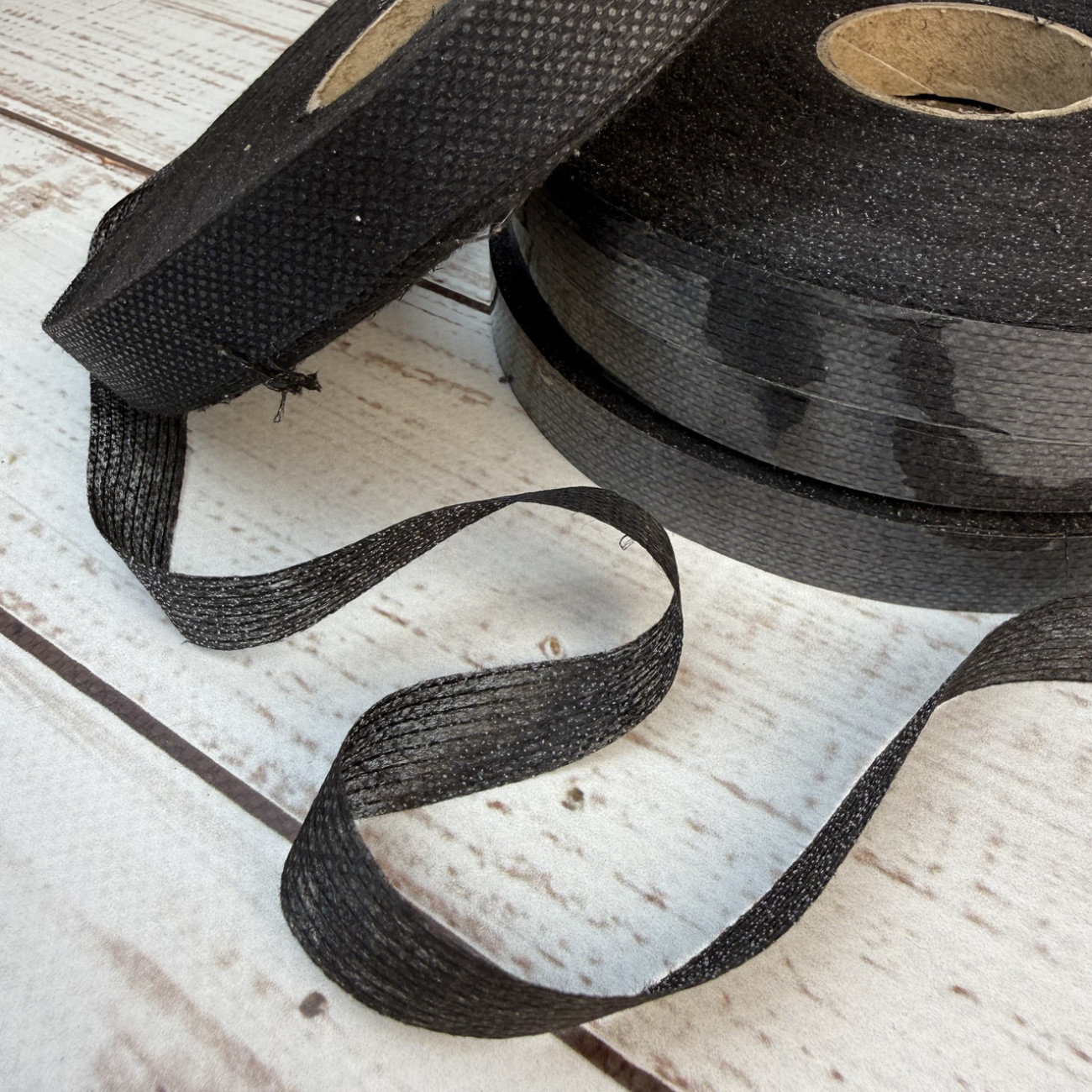 Тасьма ниткопрошивна клейова дольова, 15 мм, чорна, моток 100м