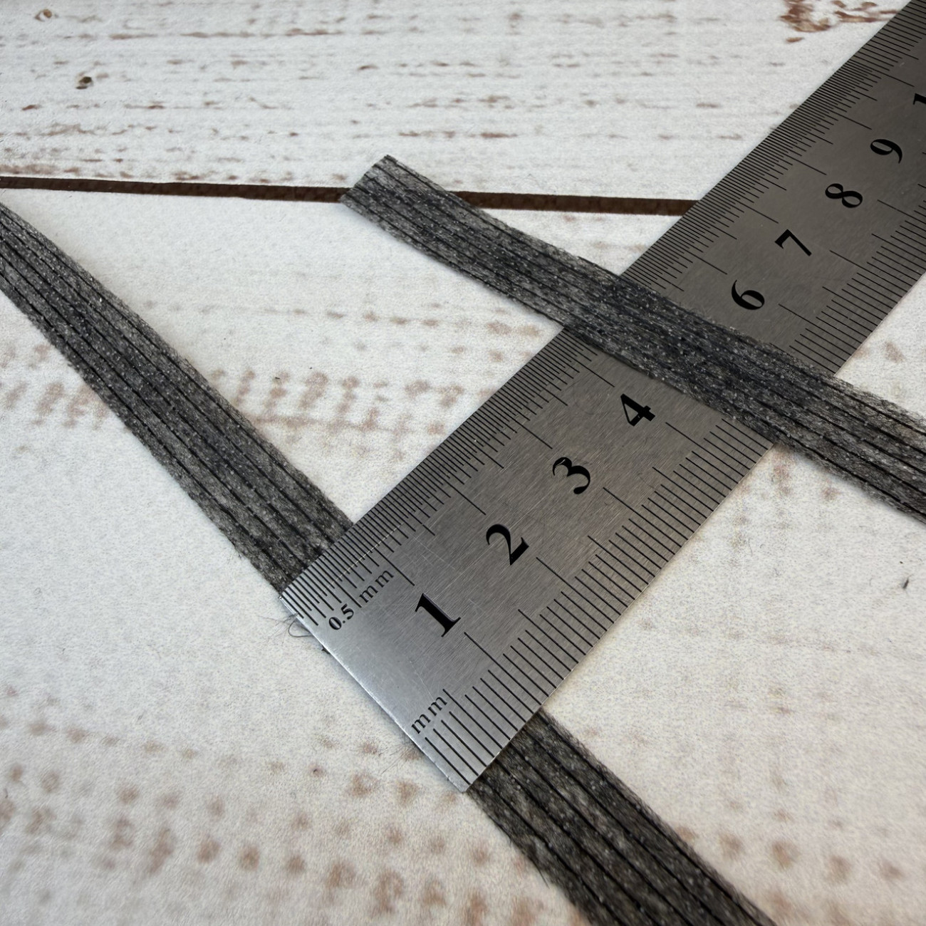 Тасьма ниткопрошивна клейова дольова, 10 мм, сіра, моток  100м