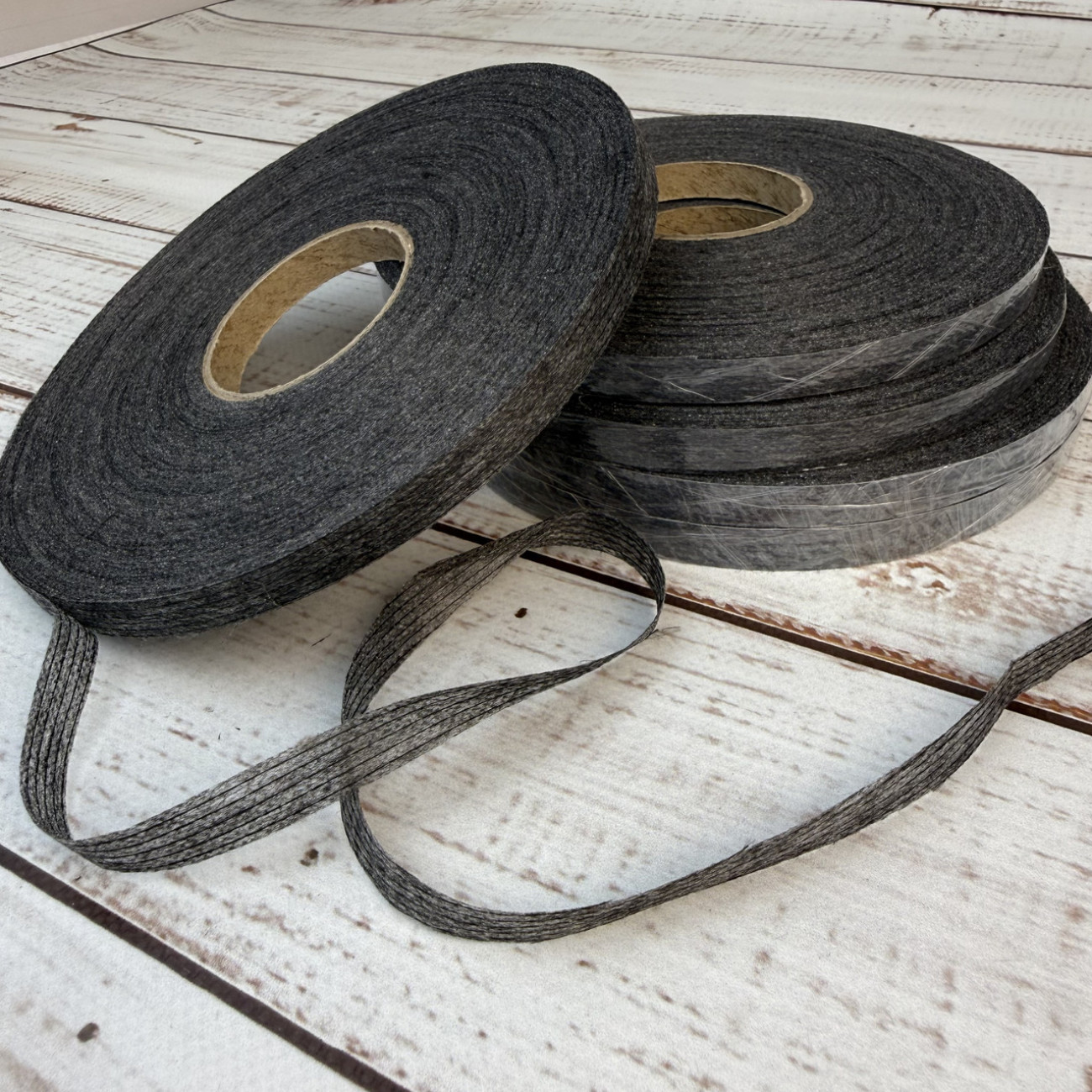 Тасьма ниткопрошивна клейова дольова, 10 мм, сіра, моток  100м