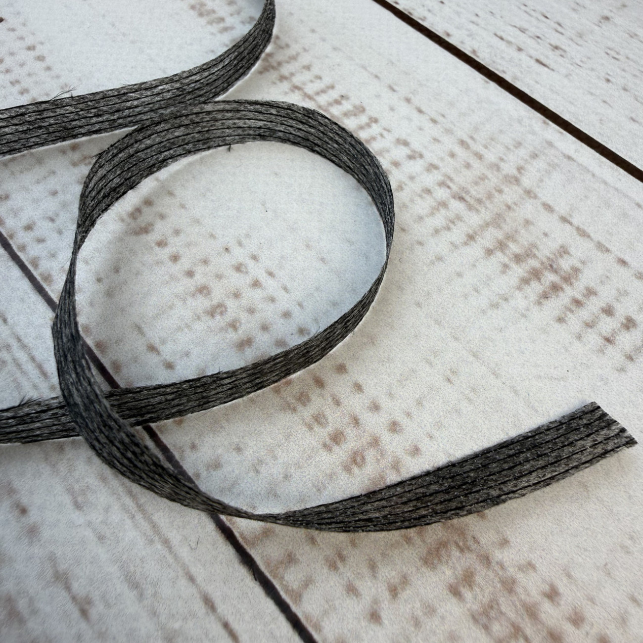 Тасьма ниткопрошивна клейова дольова, 10 мм, сіра, моток  100м