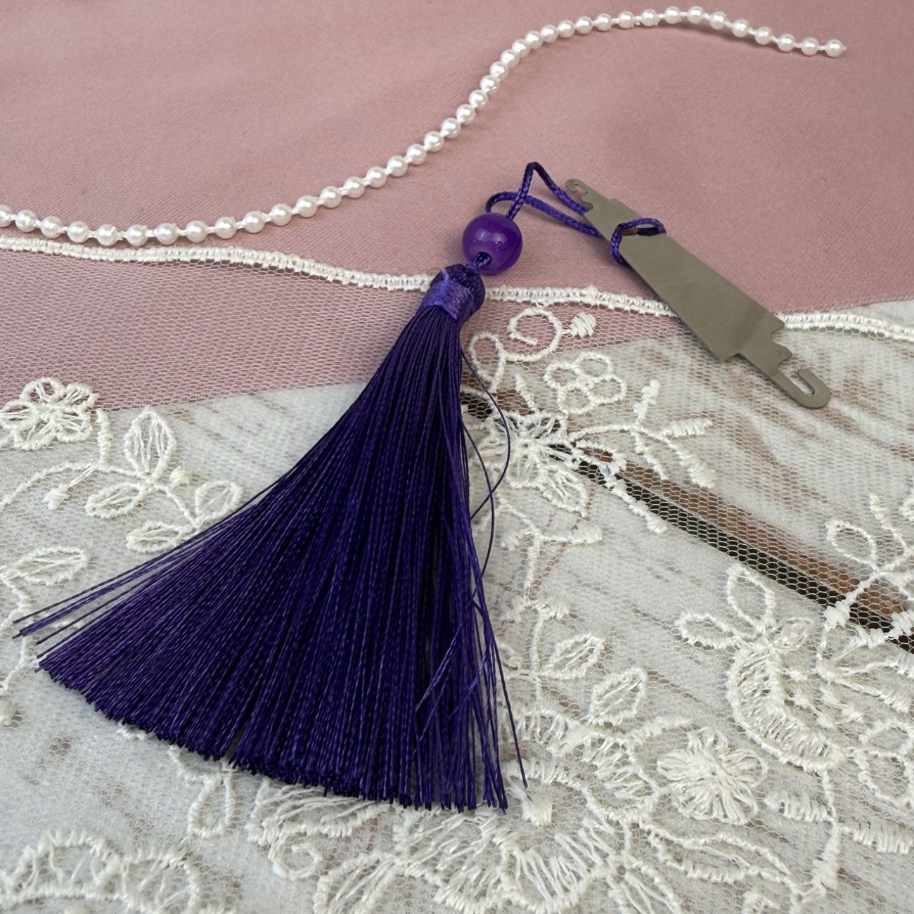 Китиця декоративна з бусинкою фіолетова 7 см — підвіска для декору