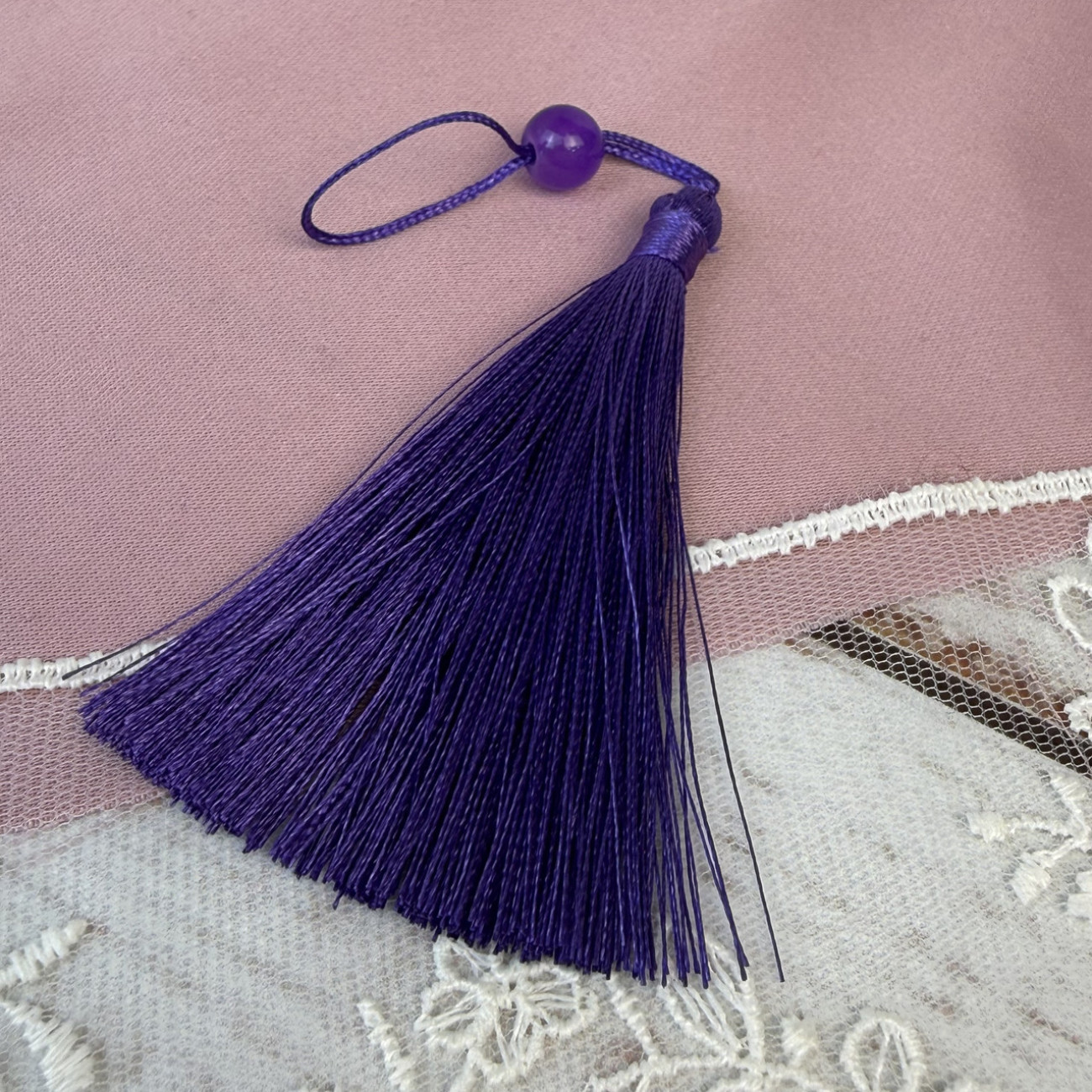 Китиця декоративна з бусинкою фіолетова 7 см — підвіска для декору