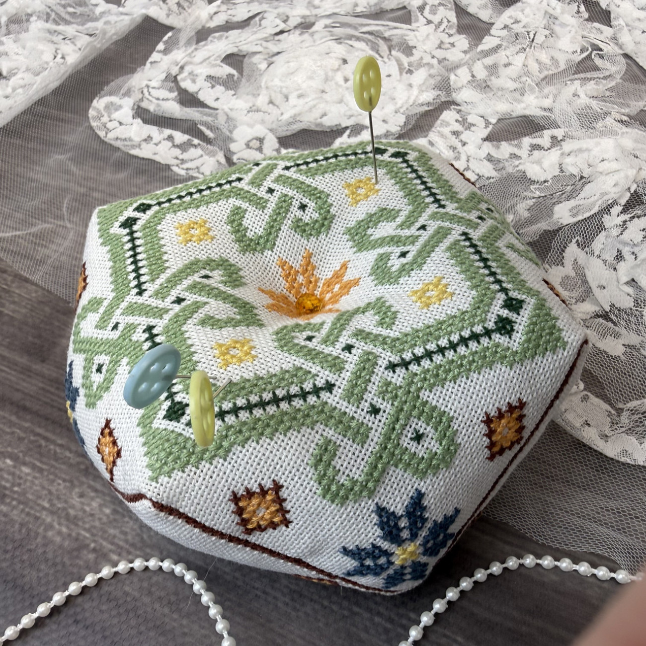 Біскорню для голок і шпильок - компактна подушечка для шиття та рукоділля