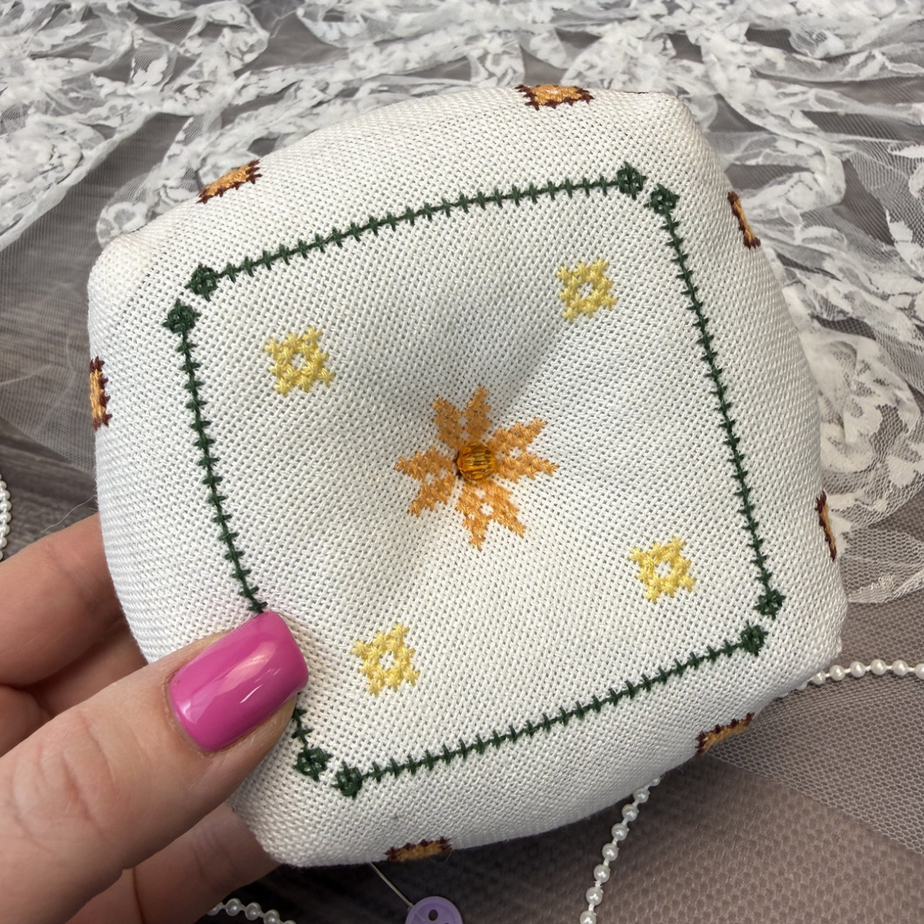 Біскорню для голок і шпильок - компактна подушечка для шиття та рукоділля