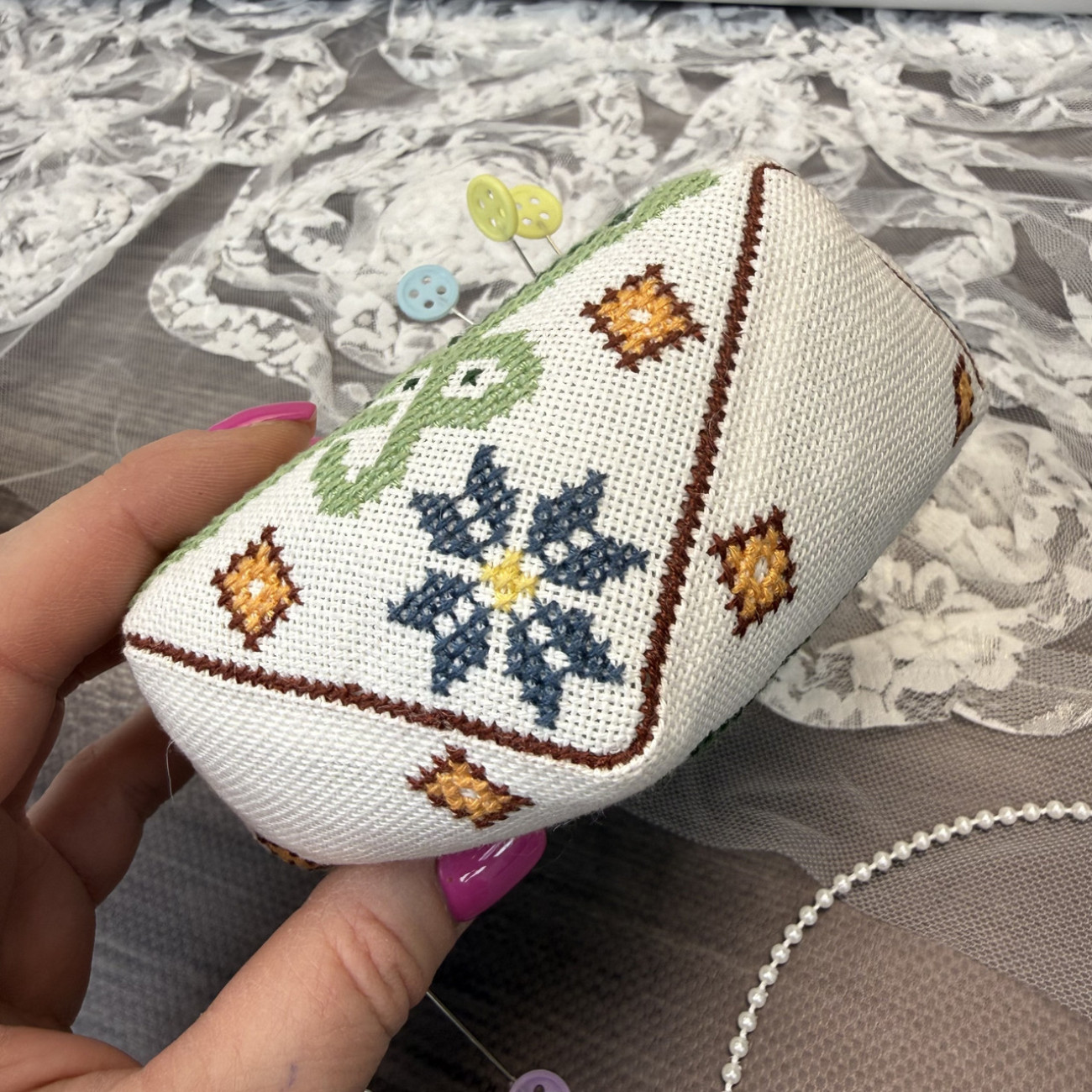 Біскорню для голок і шпильок - компактна подушечка для шиття та рукоділля