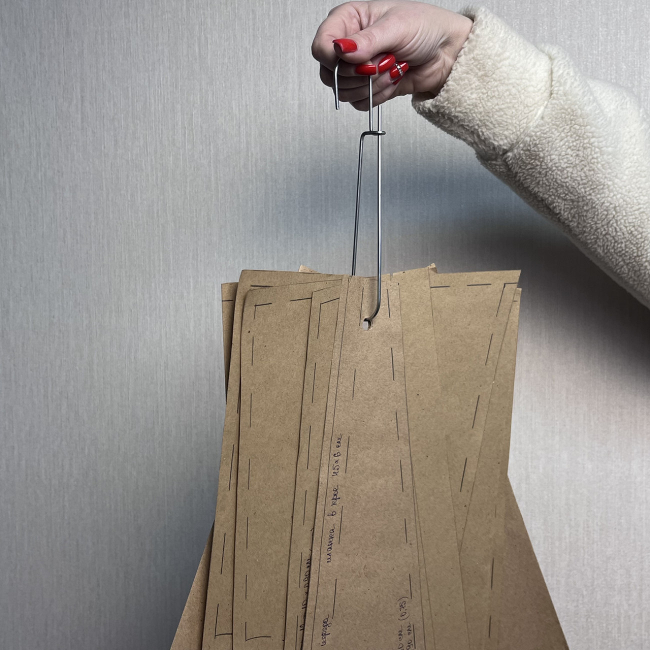 Гачок - вішак для лекал та викрійок