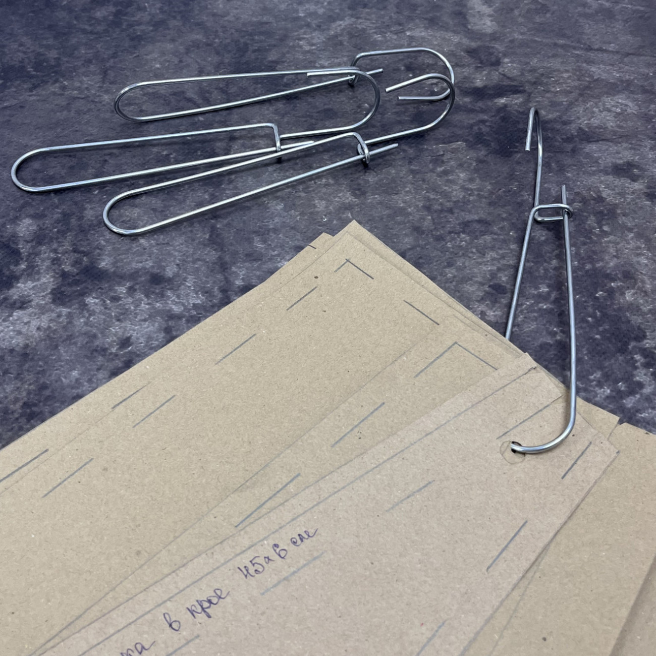 Гачок - вішак для лекал та викрійок