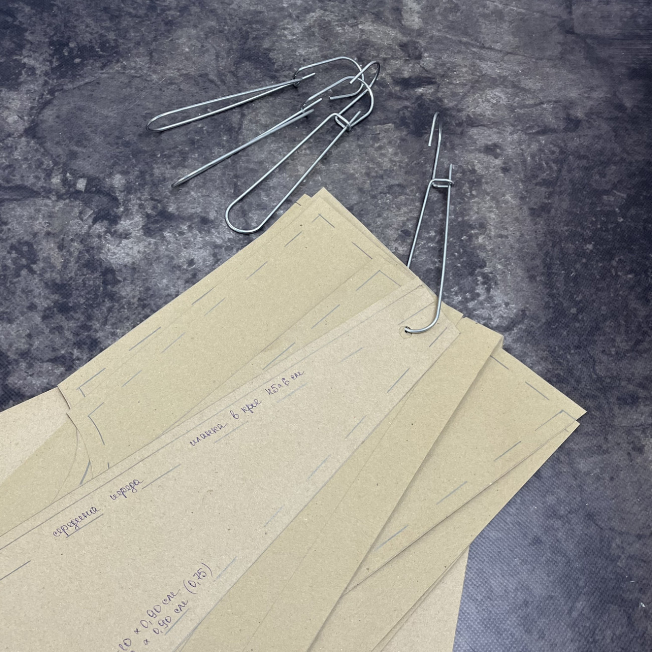 Гачок - вішак для лекал та викрійок