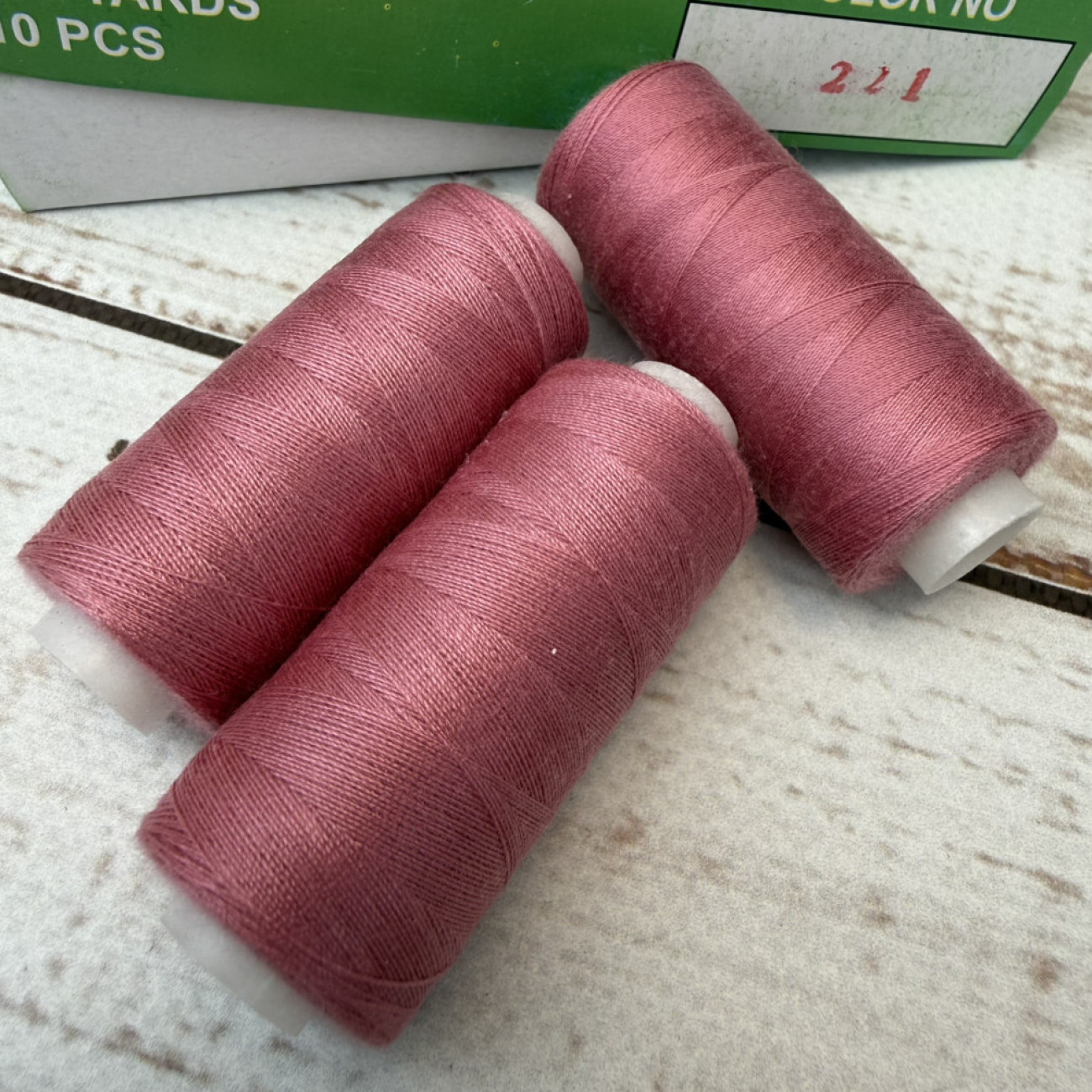 Нитки для шиття Peri 100% поліестер, 40/2, 400Y (№221)