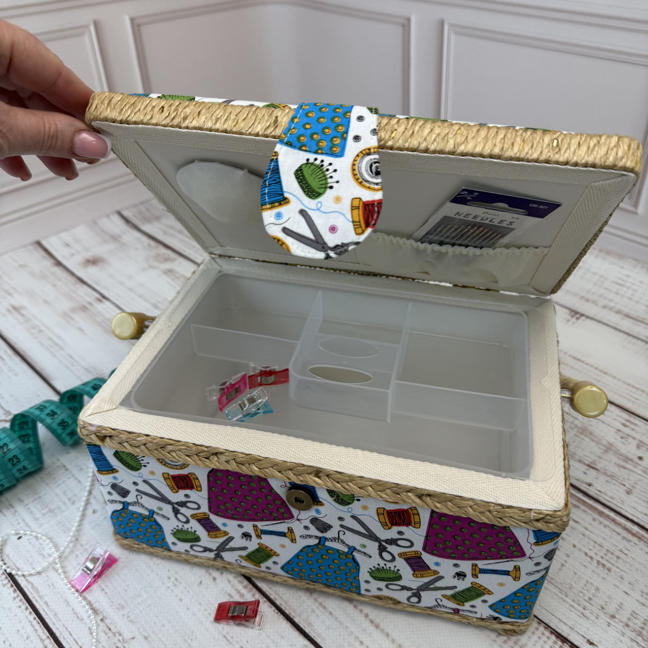 Скринька для рукоділля зі швейним малюнком 