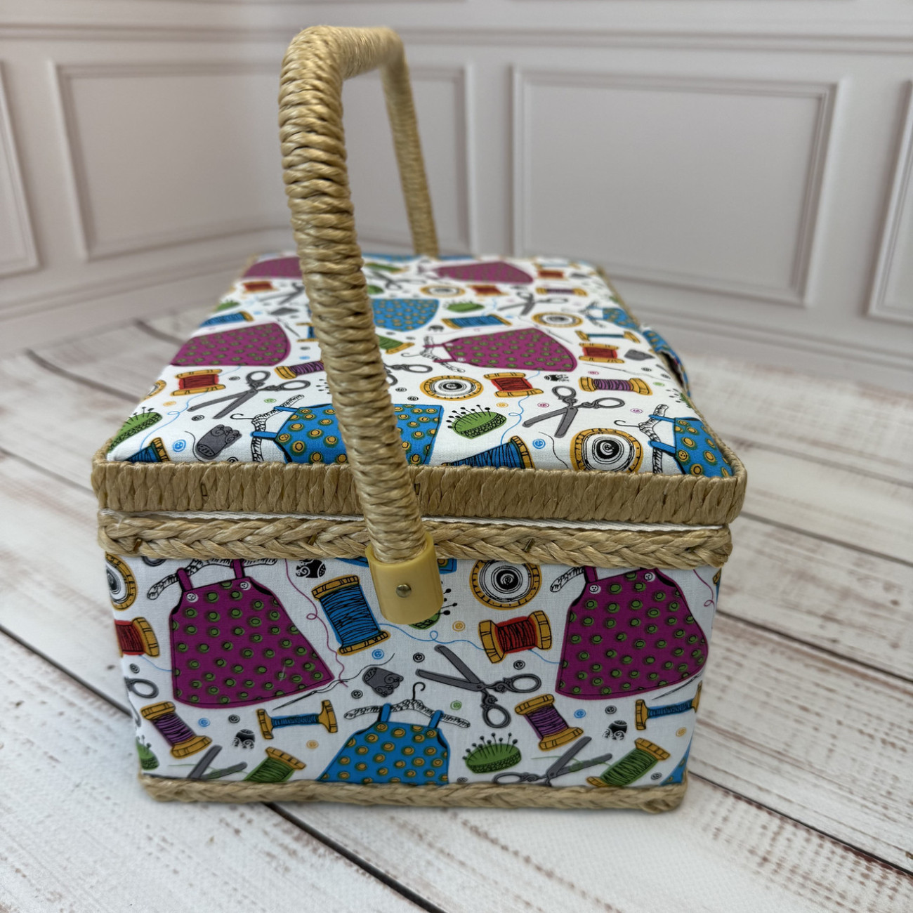 Скринька для рукоділля зі швейним малюнком 