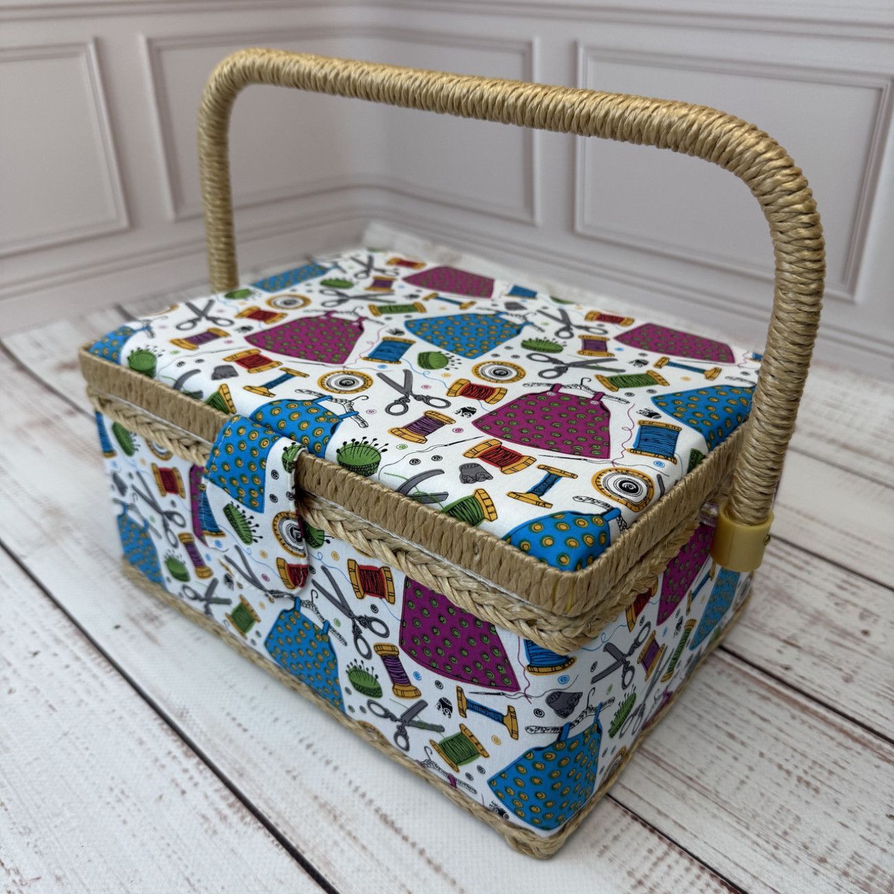 Скринька для рукоділля зі швейним малюнком 