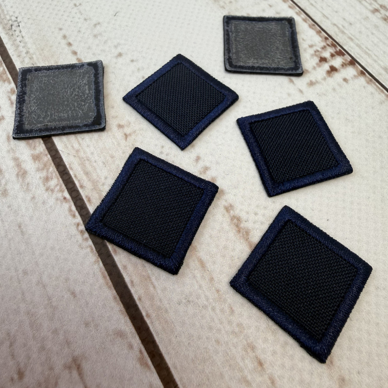 Нашивка клейова (термоаплікація) квадратна темно-синя 24×24 мм