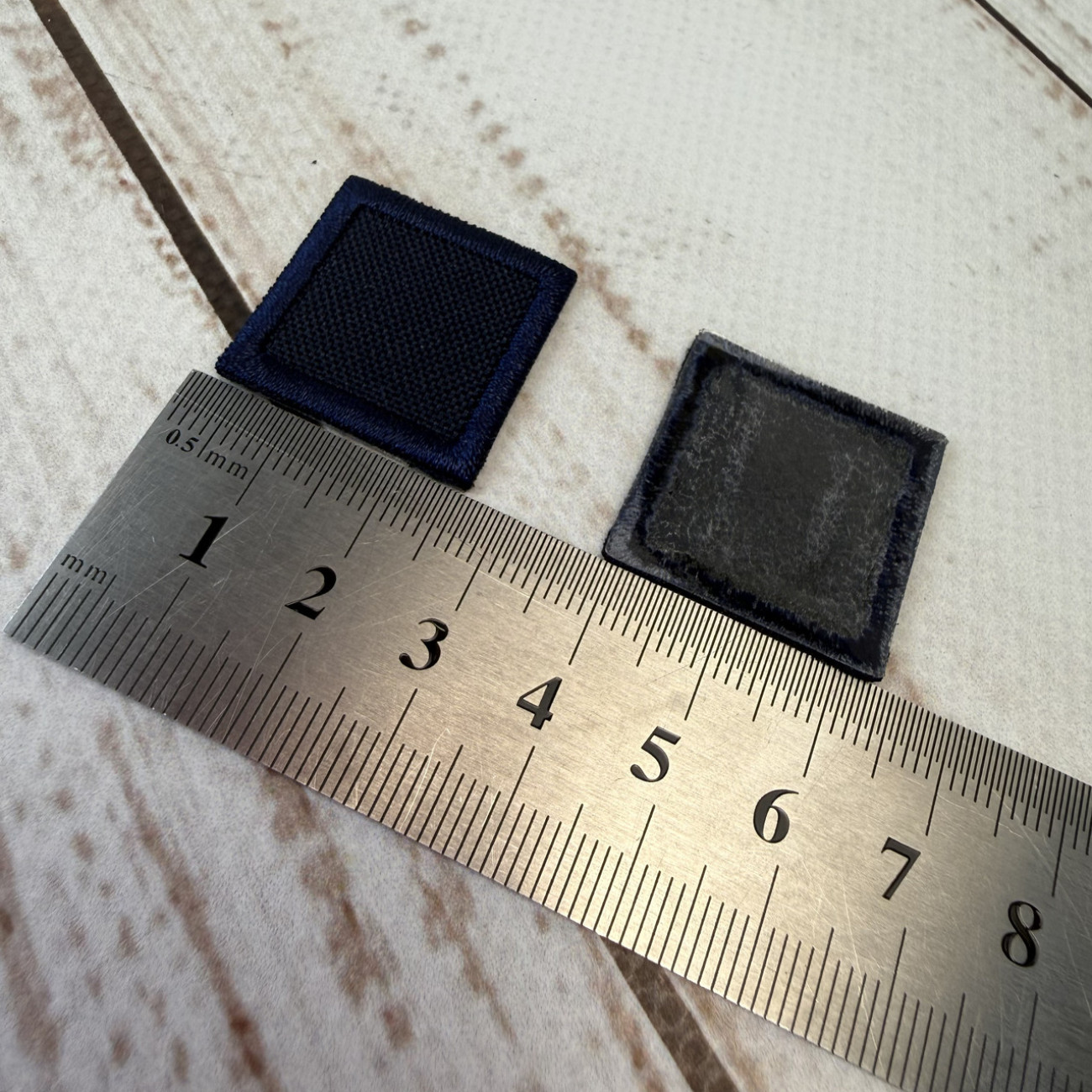 Нашивка клейова (термоаплікація) квадратна темно-синя 24×24 мм