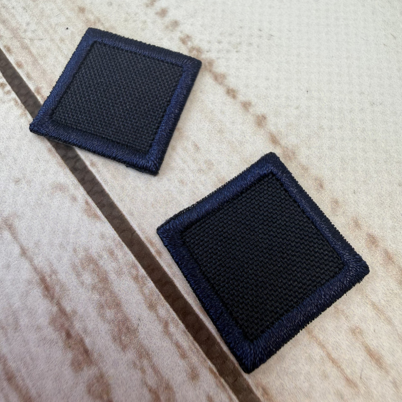 Нашивка клейова (термоаплікація) квадратна темно-синя 24×24 мм