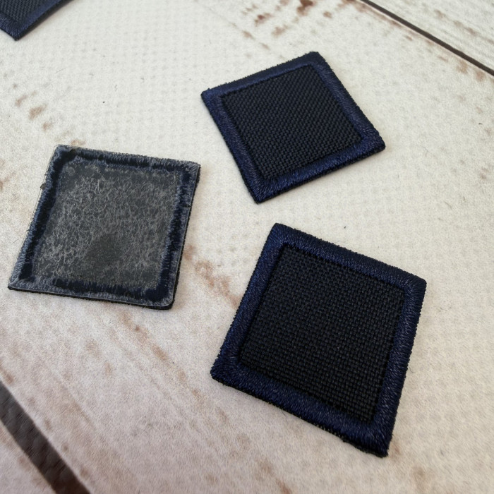Нашивка клейова (термоаплікація) квадратна темно-синя 24×24 мм