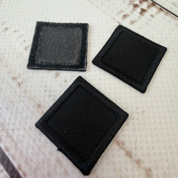 Нашивка клейова (термоаплікація) квадратна чорна 24×24 мм
