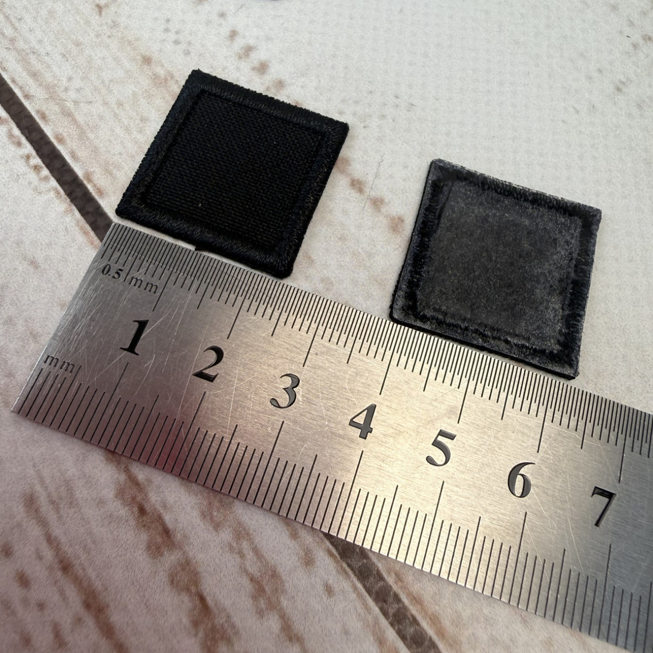 Нашивка клейова (термоаплікація) квадратна чорна 24×24 мм