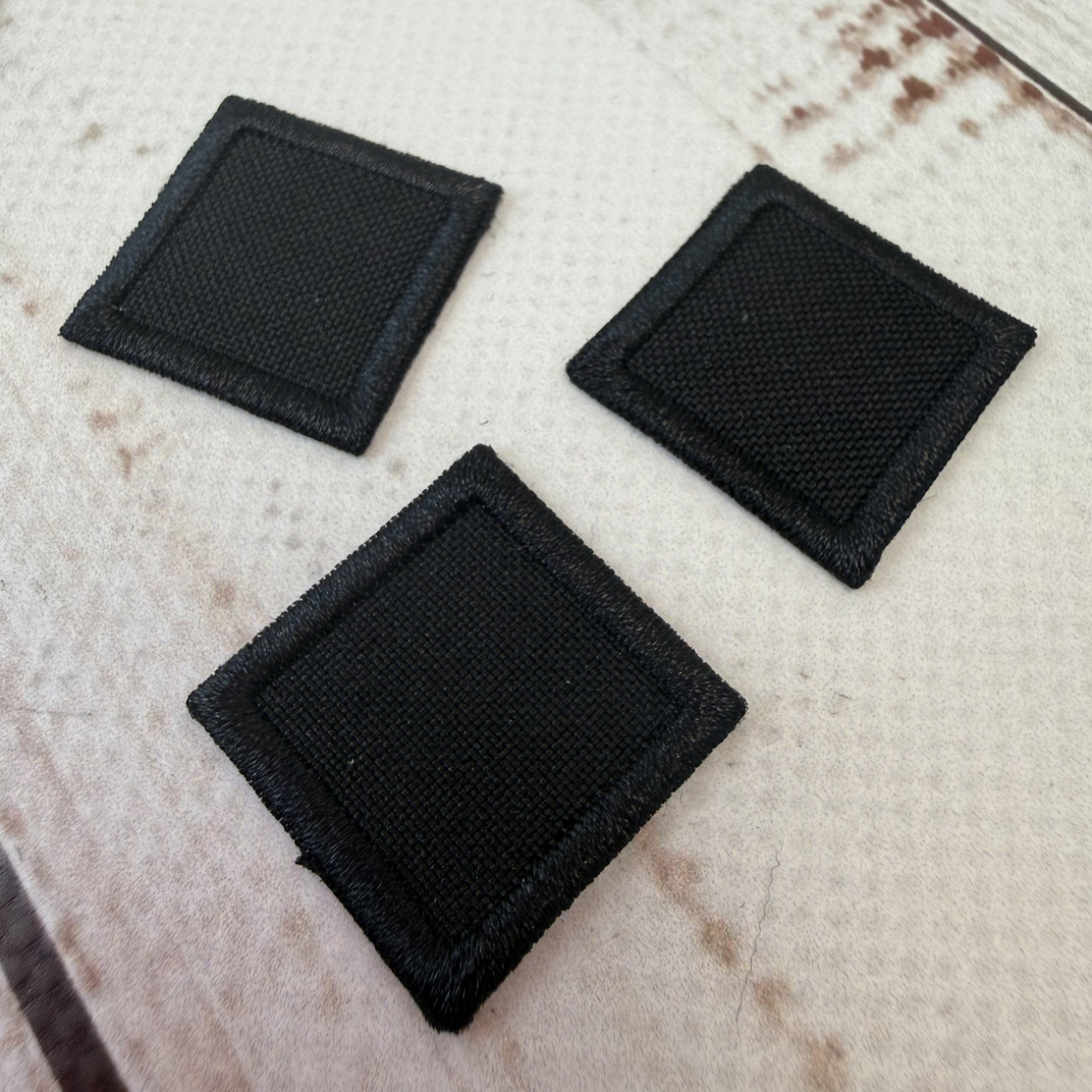 Нашивка клейова (термоаплікація) квадратна чорна 24×24 мм