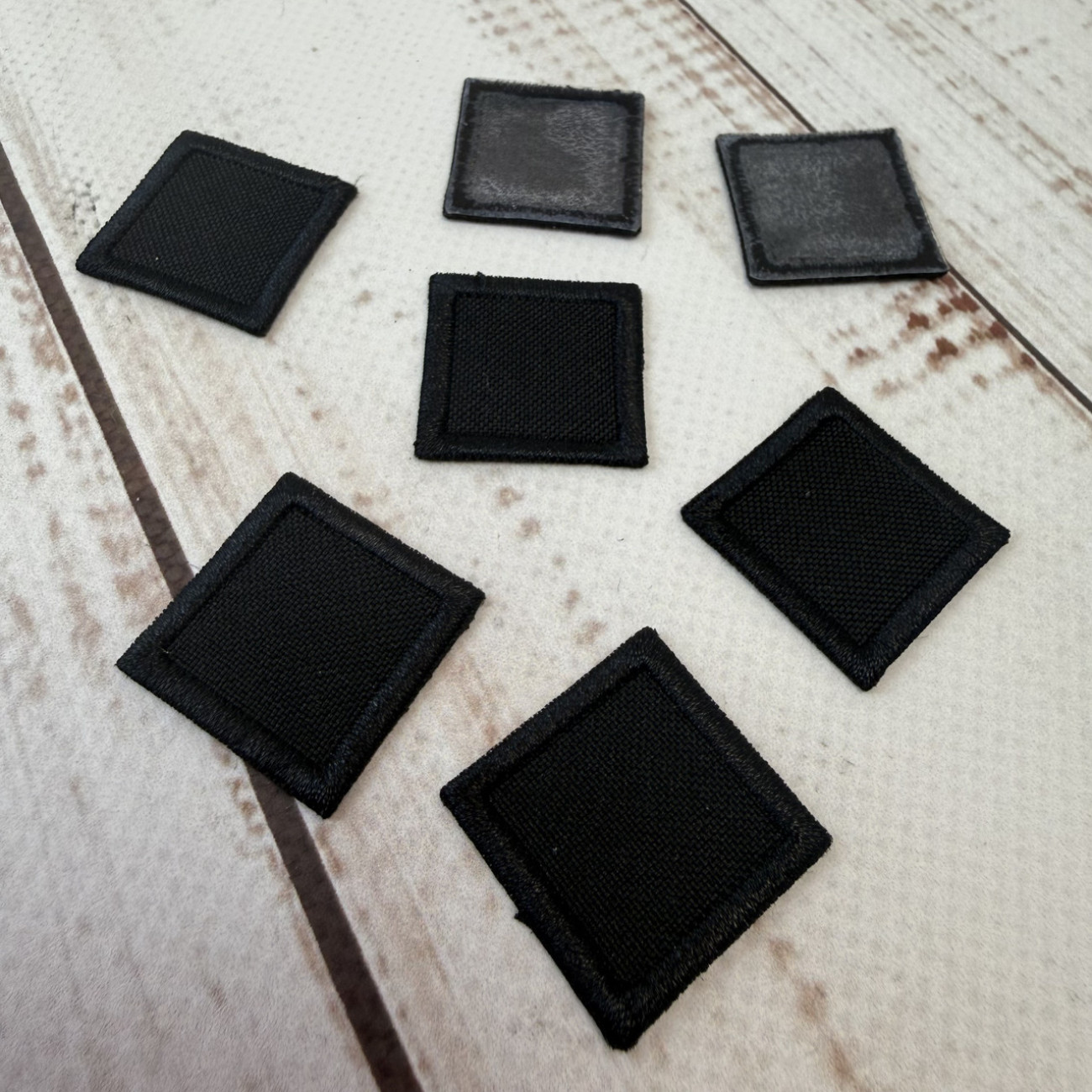 Нашивка клейова (термоаплікація) квадратна чорна 24×24 мм