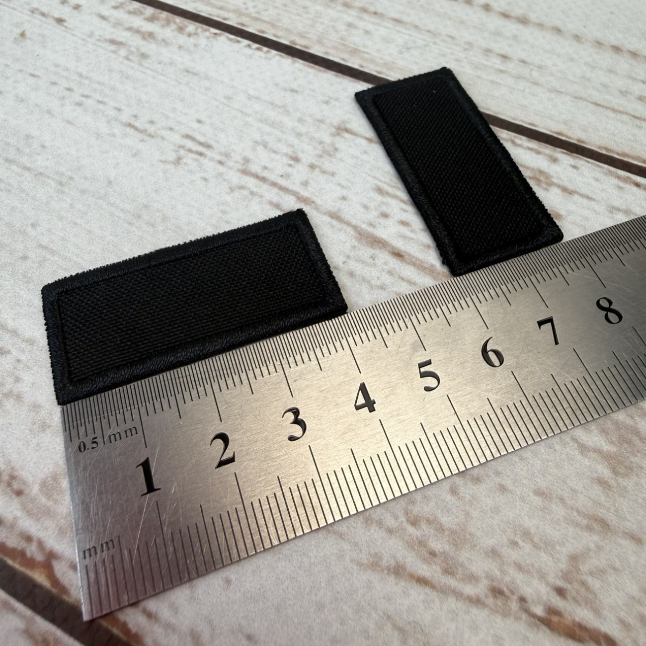 Нашивка клейова (термоаплікація) прямокутна чорна 42×20 мм