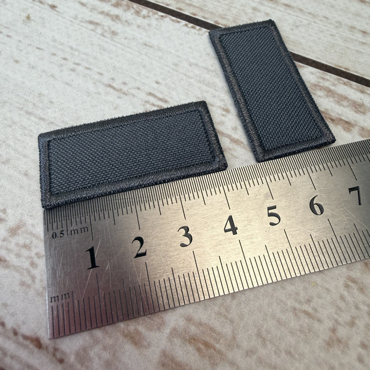 Нашивка клейова (термоаплікація) прямокутна сіра 42×20 мм