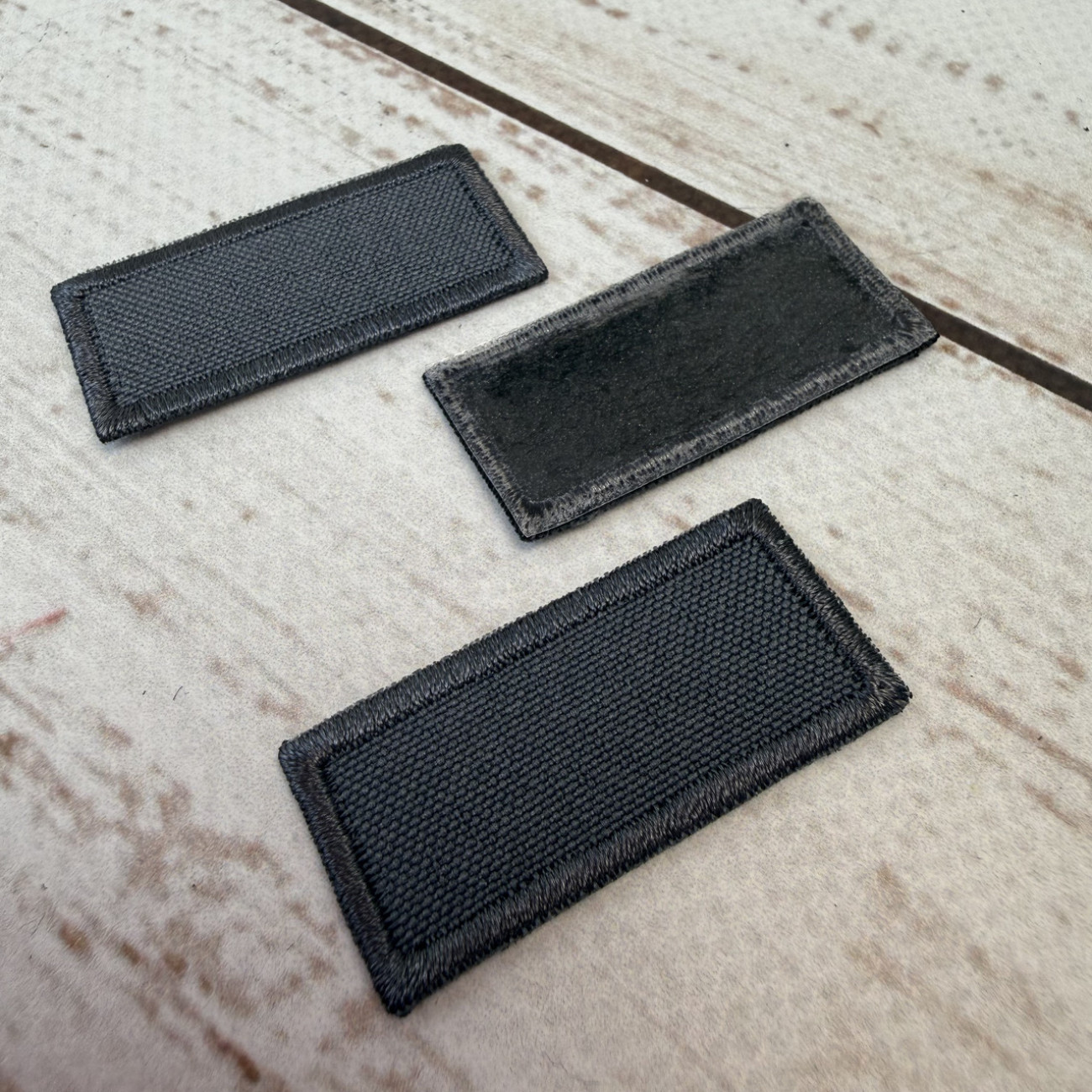 Нашивка клейова (термоаплікація) прямокутна сіра 42×20 мм