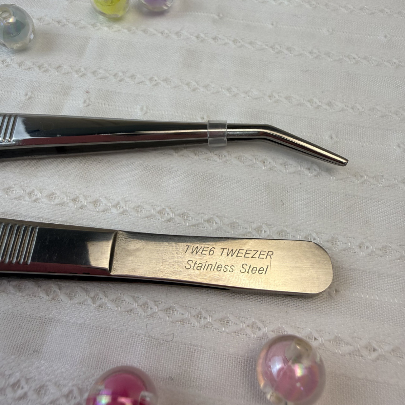 Пінцет вигнутий TWEEZER TWE-6 з рефленими насічками, сріблястий